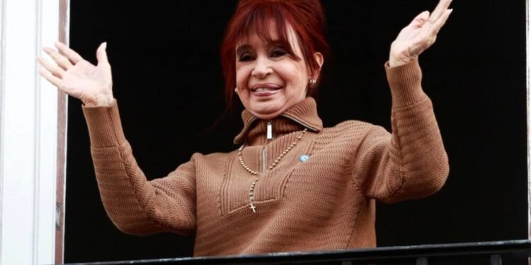 Cristina Kirchner no podrá salir al balcón para saludar a militantes