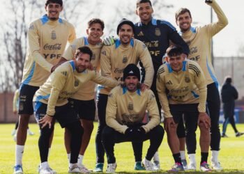 Scaloni define el equipo de la selección para enfrentar a Colombia