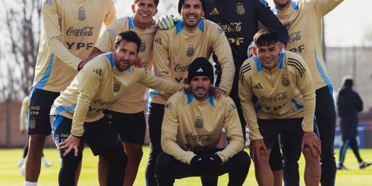 Scaloni define el equipo de la selección para enfrentar a Colombia