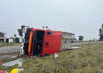 Volcó autobomba de bomberos en la Ruta 86 y ocho resultaron heridos