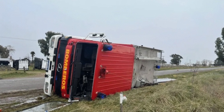 Volcó autobomba de bomberos en la Ruta 86 y ocho resultaron heridos