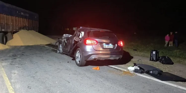 Trágico accidente en Miramar: mueren médico y su hijo tras impactar con un acoplado