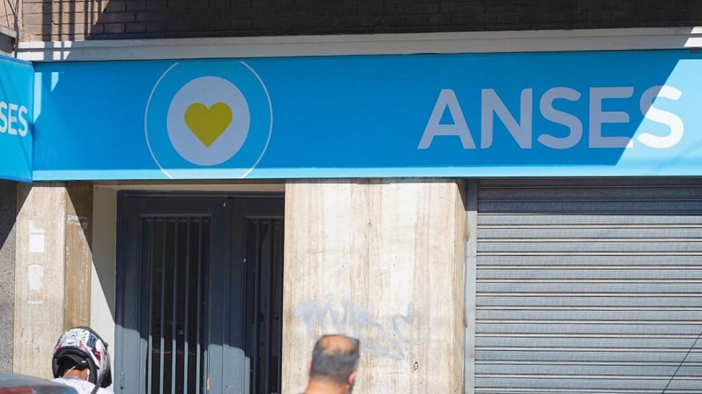 ¿Quiénes cobran hoy las asignaciones y el desempleo según ANSES?