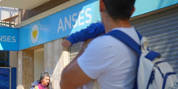 AUH: ¿Cuánto se cobrará en julio y cuáles son las fechas de pago?