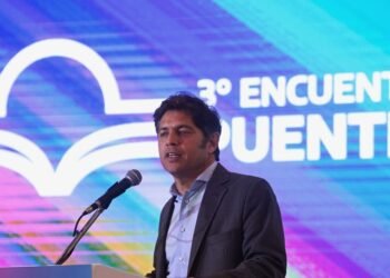 Kicillof critica a Milei y defiende la universidad pública en La Plata