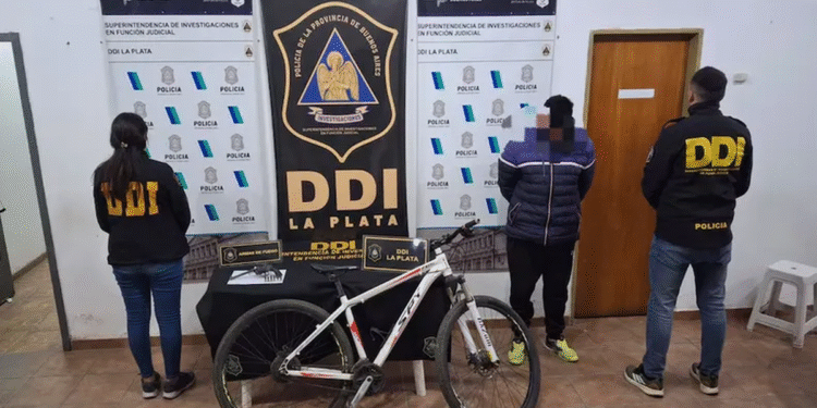 Detienen a ladrón en La Plata tras olvidarse su celular en el auto robado