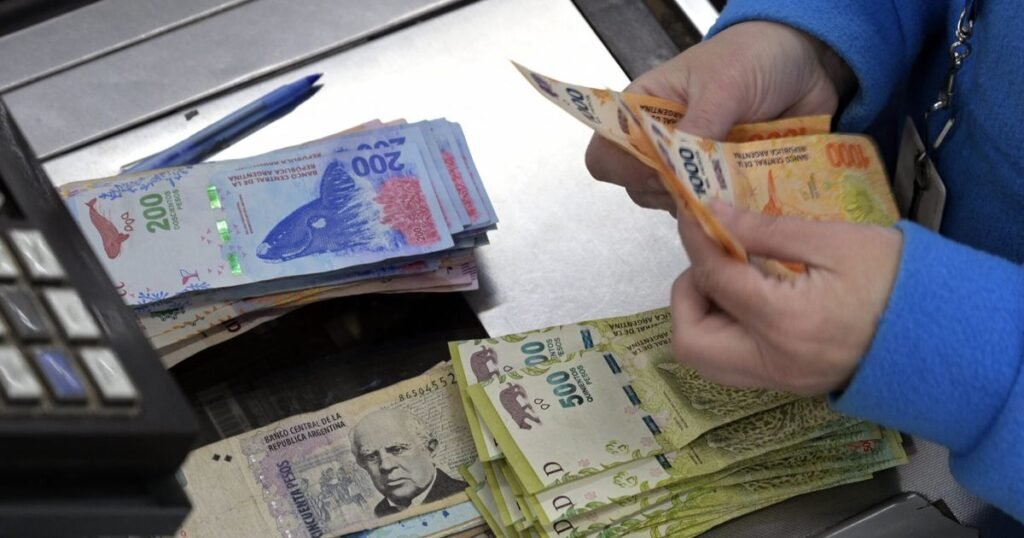 El salario real cae por tercer mes y se aleja del nivel inicial de Milei