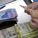 El salario real cae por tercer mes y se aleja del nivel inicial de Milei