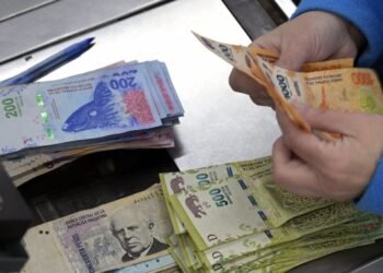 El salario real cae por tercer mes y se aleja del nivel inicial de Milei