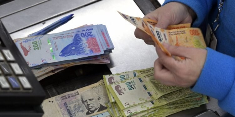 El salario real cae por tercer mes y se aleja del nivel inicial de Milei