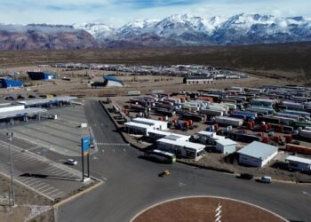 Camiones varados en Uspallata por lentitud en el paso a Chile
