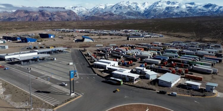 Camiones varados en Uspallata por lentitud en el paso a Chile