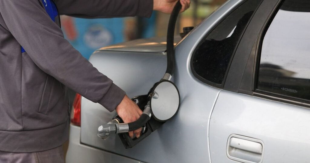 Aumento del petróleo anticipa alza del 5% en nafta y gasoil en el país
