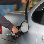 Aumento del petróleo anticipa alza del 5% en nafta y gasoil en el país