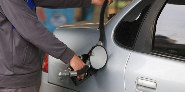 Aumento del petróleo anticipa alza del 5% en nafta y gasoil en el país