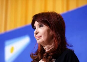 Kicillof lanza "Movimiento al futuro" con crítica a Milei y gesto a Cristina