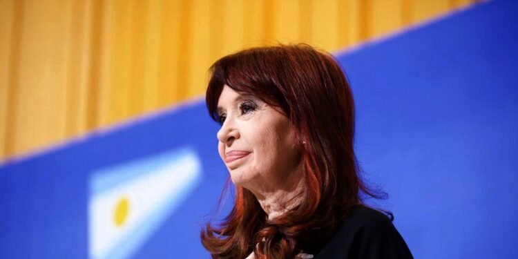 Kicillof lanza "Movimiento al futuro" con crítica a Milei y gesto a Cristina