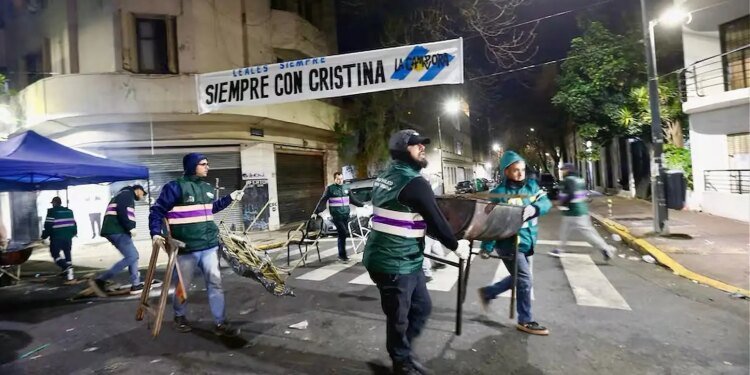 Desalojo nocturno en Constitución: la Policía retira acampes de Kirchneristas