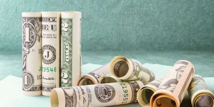 Dólar tarjeta alcanza los $1.566,50 en medio de leves bajas financieras