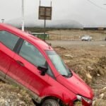 Camioneta cae en canal de desagüe tras maniobra por un perro en Bariloche