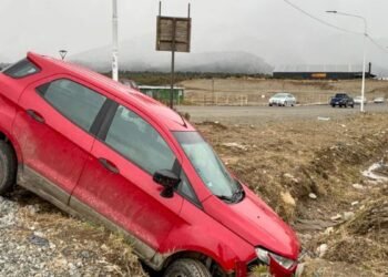 Camioneta cae en canal de desagüe tras maniobra por un perro en Bariloche