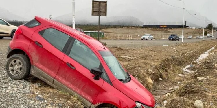 Camioneta cae en canal de desagüe tras maniobra por un perro en Bariloche