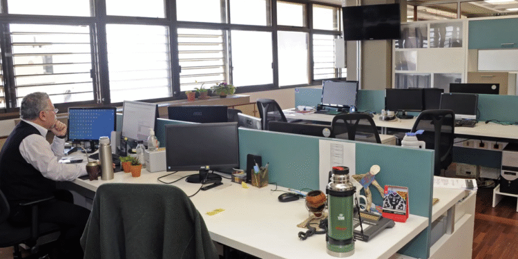 La Justicia reinstala el feriado para trabajadores estatales tras decreto 430/2025