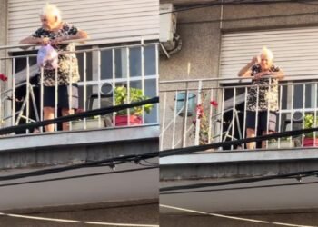 La abuela sorprende con un preciso lanzamiento de basura desde su balcón