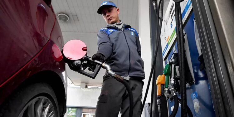 Aumento de combustibles impacta consumidores y transporte a partir de este domingo