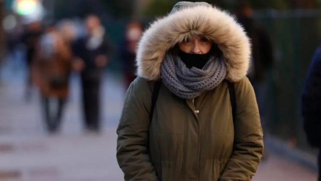 El invierno se instala en el AMBA con nieve y alerta por frío extremo