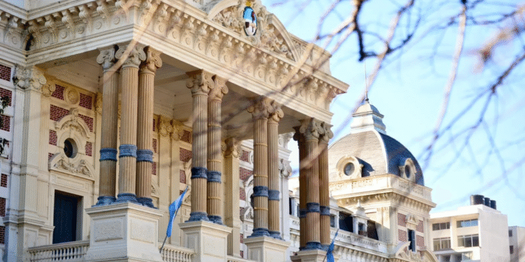 Kicillof convoca a intendentes y gremios en plenario por autonomía electoral