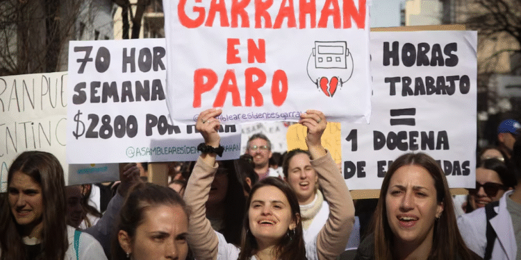 Aumento salarial en el Garrahan despierta tensión entre médicos residentes