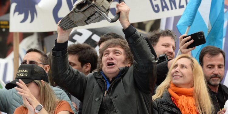 Milei avanza con 13 decretos para reestructurar organismos estatales