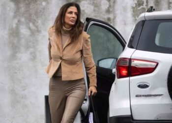 Jueza Makintach choca su camioneta al intentar evitar a los medios