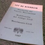 Alfonsín promulga la ley que legaliza el divorcio en Argentina, un hito social