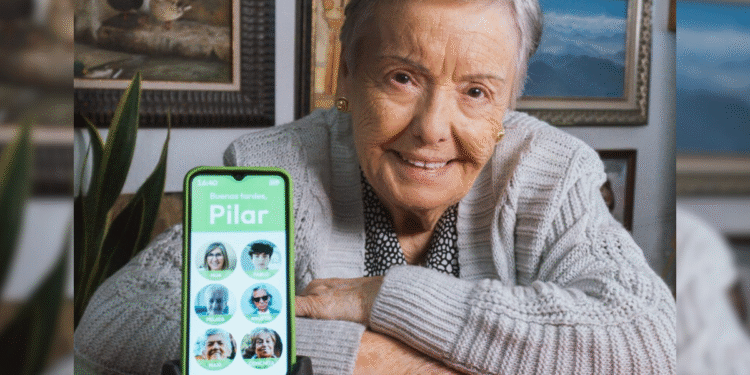 Ingeniero desarrolla teléfono fácil de usar para personas mayores en la Provincia