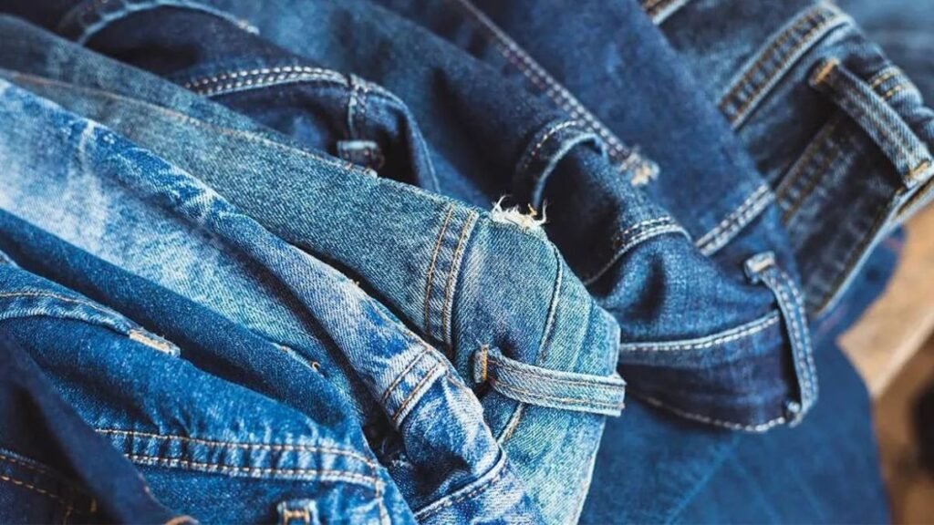 Transforma tus jeans viejos en un original organizador de pared ecoamigable
