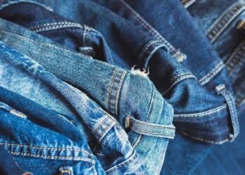 Transforma tus jeans viejos en un original organizador de pared ecoamigable