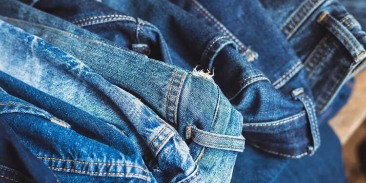 Transforma tus jeans viejos en un original organizador de pared ecoamigable