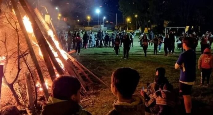 San Juan en Azul: se quema el Señor de los Miedos para recibir el invierno