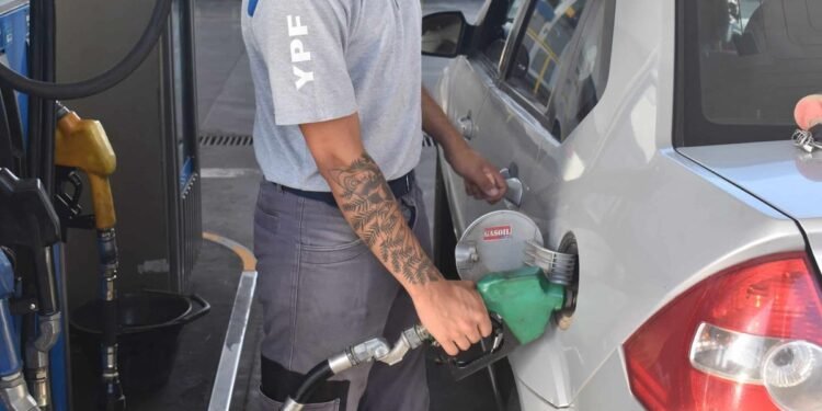 YPF implementará autoservicio nocturno en 1.600 estaciones desde junio