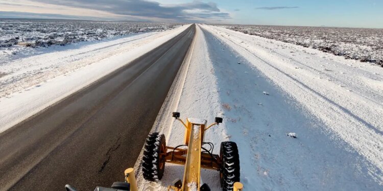 Vialidad activa plan invernal en Santa Cruz para asegurar rutas seguras