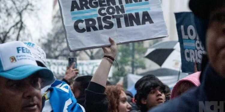 Miles de manifestantes respaldan a Cristina Fernández y rechazan su prisión