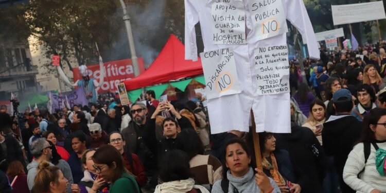 Jubilados, feministas y sindicatos se unen en reclamo por derechos sociales