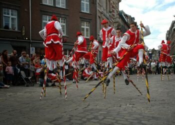 Día Mundial de Andar con Zancos: una habilidad que fascina y sorprende