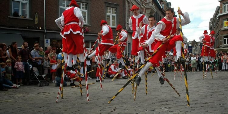 Día Mundial de Andar con Zancos: una habilidad que fascina y sorprende