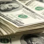 El dólar oficial alcanza un récord de $1280 tras el levantamiento del cepo
