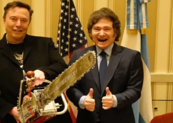 Elon Musk se arrepiente de su foto con la motosierra junto a Milei