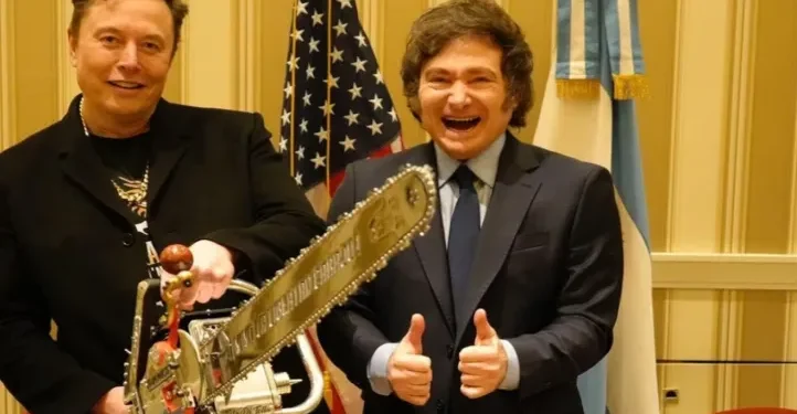 Elon Musk se arrepiente de su foto con la motosierra junto a Milei