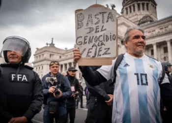 Senadores aprueban aumento a jubilaciones, el Gobierno promete veto